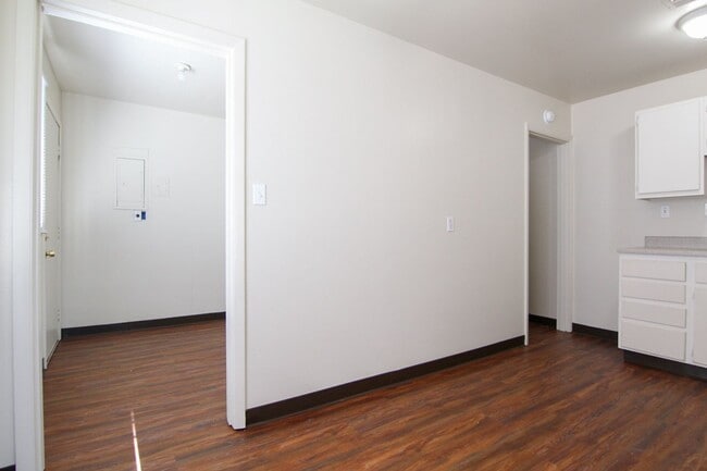 Building Photo - Duplex for Rent in Redding CA | Near Downtown, Laundry Room, Yard