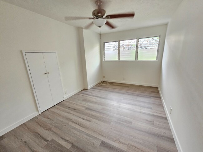 Building Photo - 2 bedroom, 1 bathroom with one driveway pa...