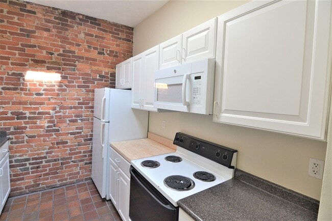 Building Photo - 67 St Germain St