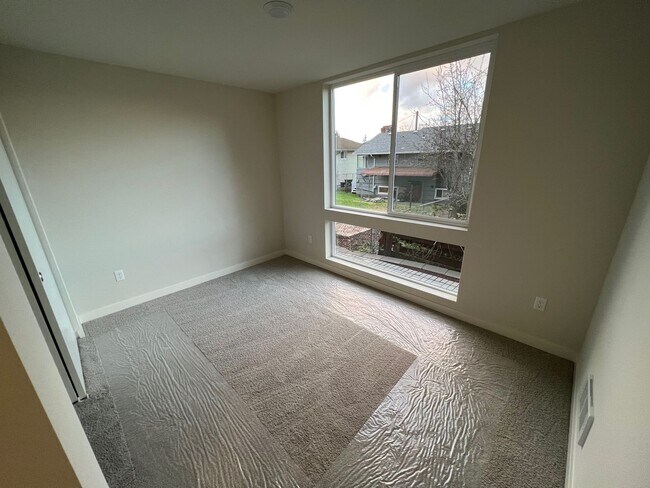 Building Photo - Immaculate 3 Bed 2 Bath Seattle Townhome @ An Incredible Location!