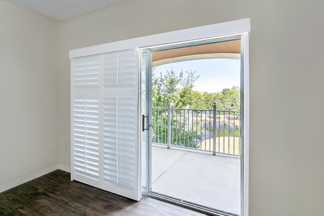 Building Photo - 625 Fairway Dr