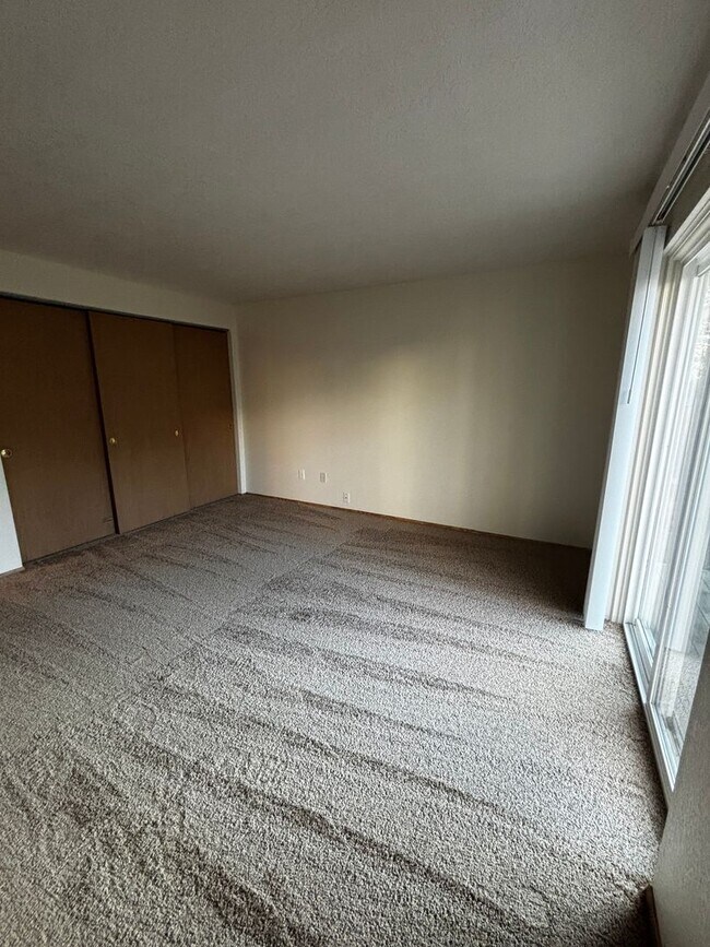 Building Photo - Bring the Dog! 3 bed 2 bath home located in Midtown Bend, close to parks, trails, and shopping,