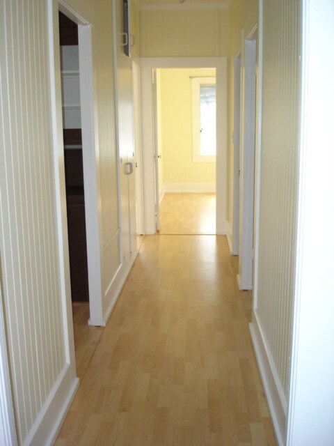 Building Photo - Charming 3 bedroom, 1 bath house with gara...