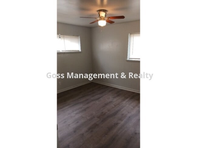 Building Photo - AVAILABLE NOW!!!