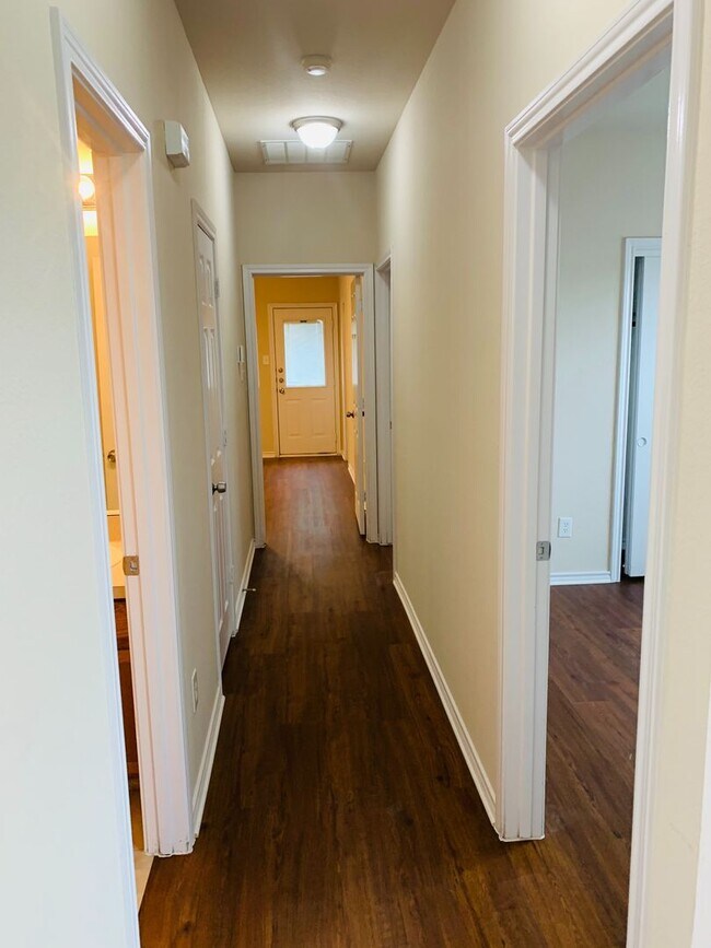 Building Photo - Charming 3/2 Duplex with Garage — No Carpet, Fenced Yard!
