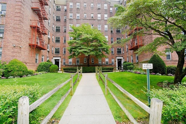 Primary Photo - 780 Bronx River Rd