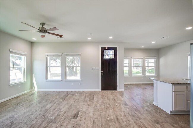 Building Photo - 1301 Low Branch Ln