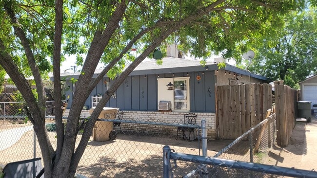 Building Photo - Move In ready Oildale 1 Bd 1 Ba