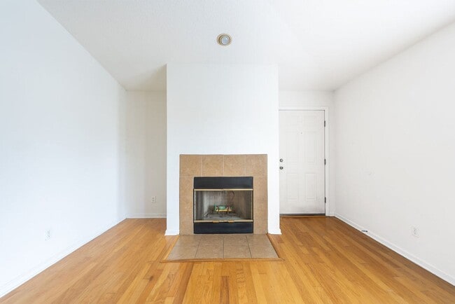 Building Photo - Jax Beach Condo Close to Everything