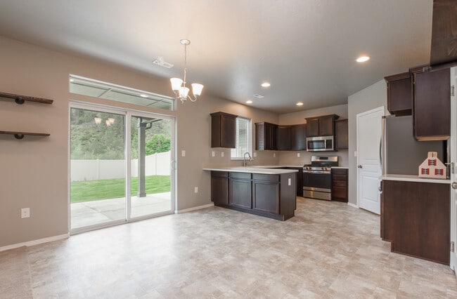 Building Photo - Beautiful 4 Bedroom 2.5 Bath River Run Home