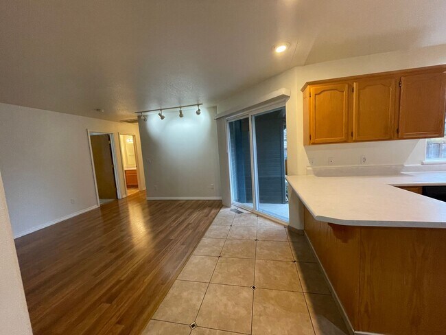 Building Photo - East Medford 3 Bedroom 2 Bathroom w/Large 2 car garage - Single Level