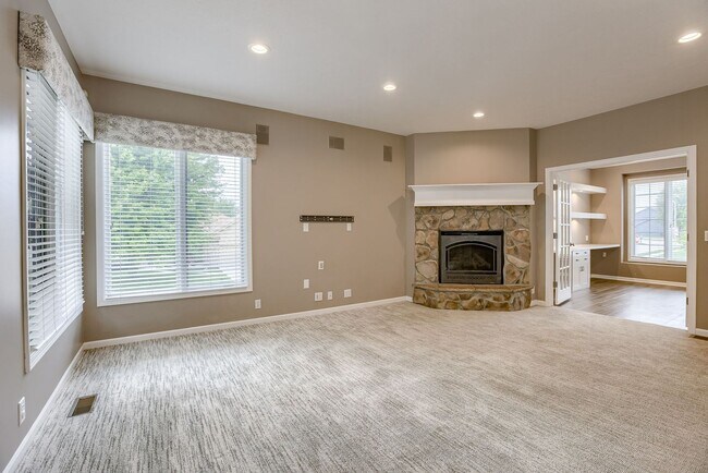 Building Photo - Must See West Omaha 5 Bedroom!!