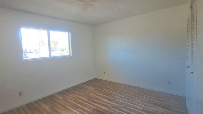 Building Photo - 2 Bedroom with large back yard