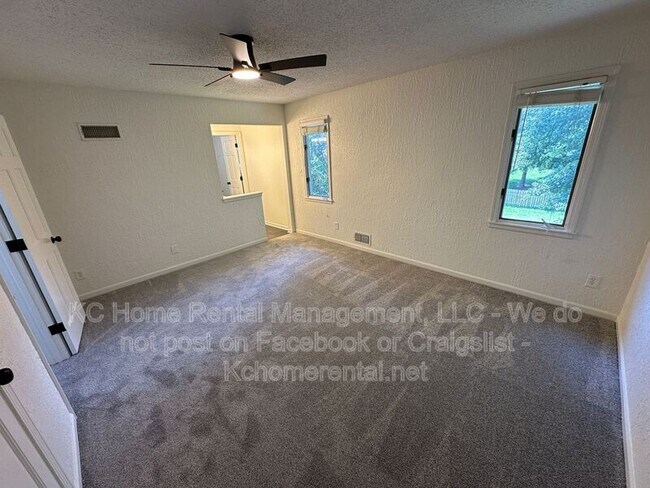 Building Photo - 3870 SW Harbor Dr