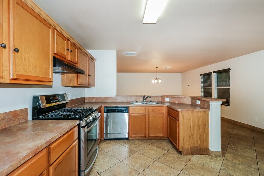 Building Photo - 5027 Oak Briar Ln