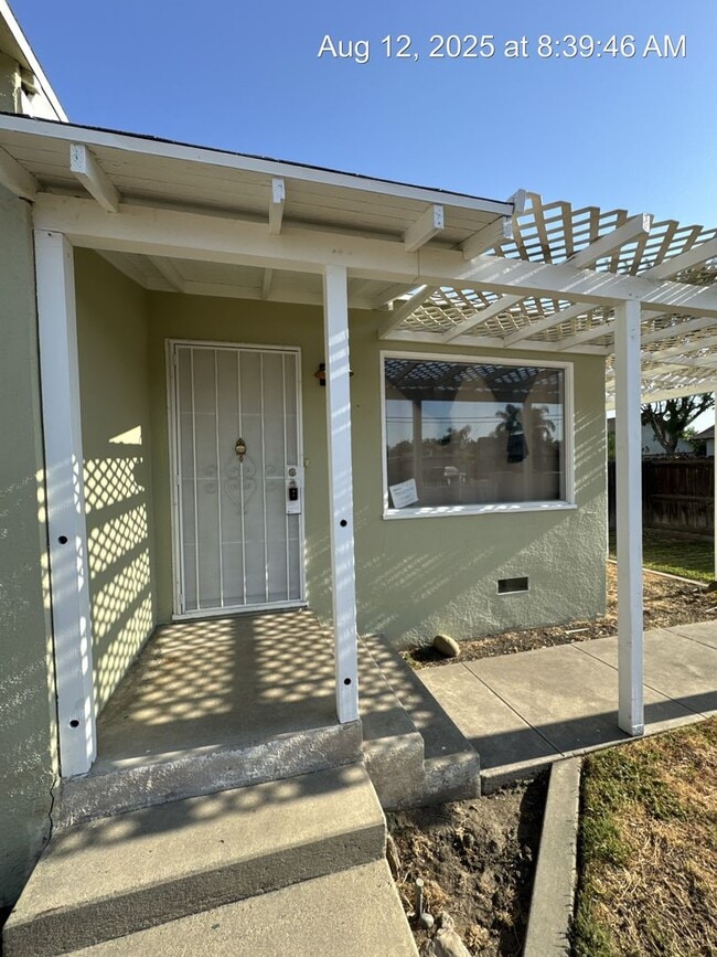 Building Photo - 2 Bedroom Home! Available Now!