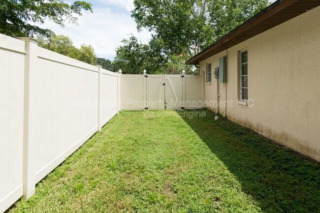 Building Photo - 423 Whispering Oaks Ct