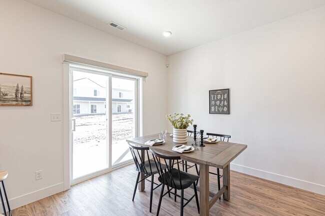 Building Photo - Modern 3 Bed 2.5 Bath Townhome located in Sugar City!