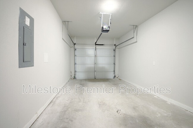 Building Photo - 2813 Peony Dr
