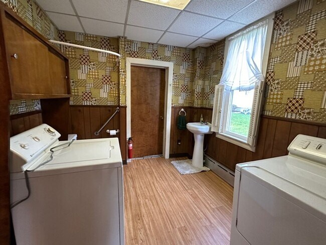 Building Photo - 3 Bedroom 1 Bathroom Myerstown Single Home