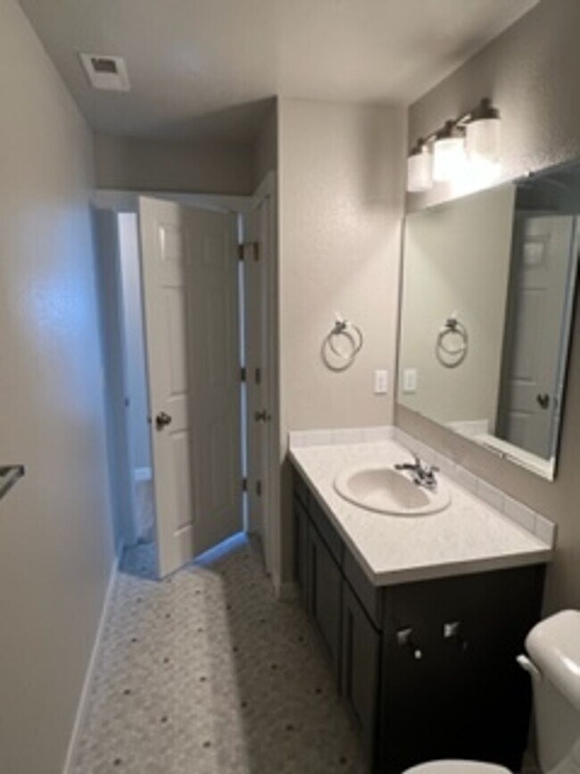 Building Photo - Great 4 bed 2.5 bath home with 2600 sq ft!  Kuna Home with lots of room just off N Ten Mile Rd an...