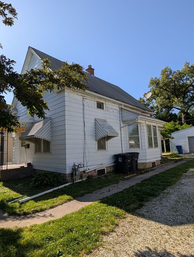 Building Photo - 2737 11th Ave