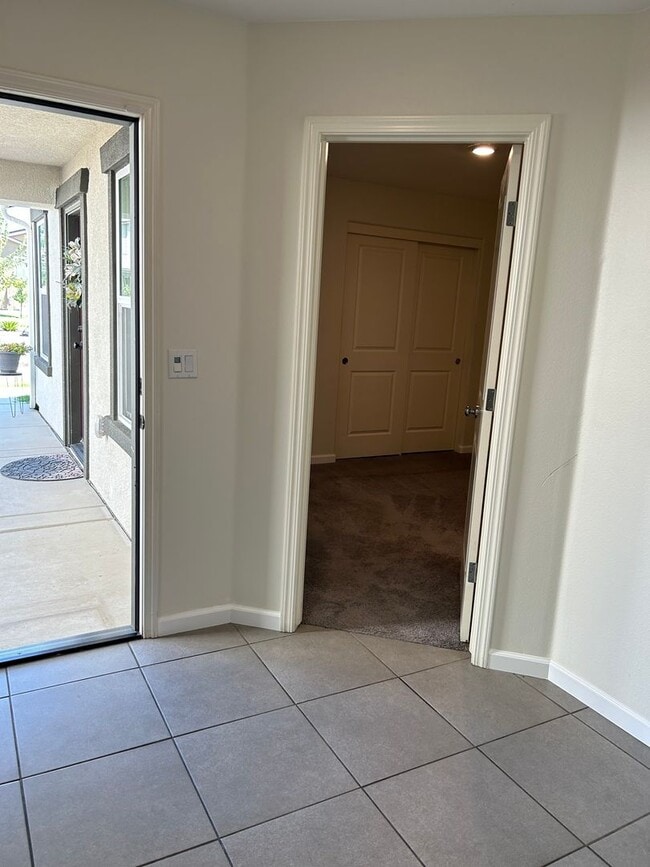 Building Photo - Spacious 5 Bedroom 4 Bathroom in Tulare!!