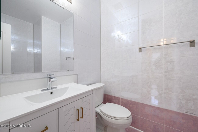 Building Photo - 131 Greenlawns Dr