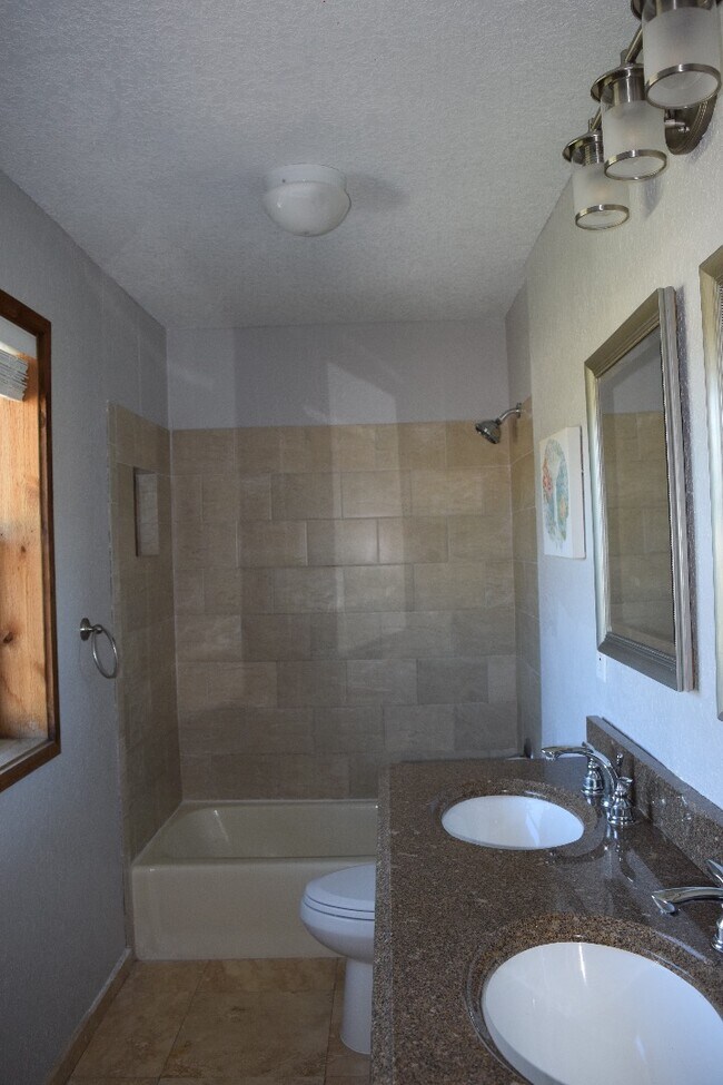 Building Photo - 2718 Viola Ln