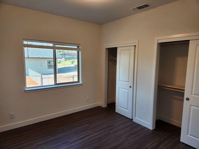 Building Photo - 6117 Lois Dr