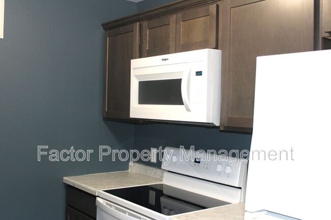Building Photo - 561 S Elk St