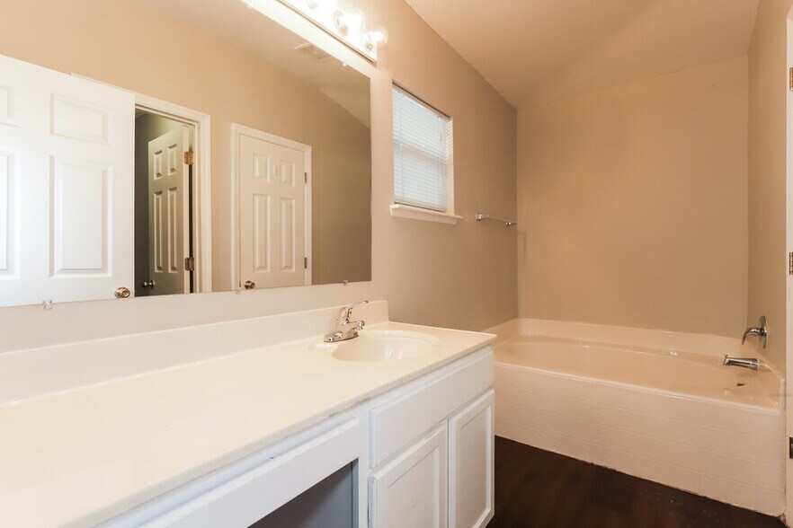Building Photo - 10303 Frog Pond Dr