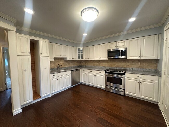 Building Photo - Beautiful 2-bedroom, 2-bath Condo just one block to the beach