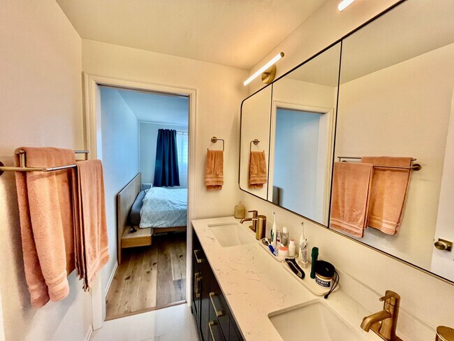 Building Photo - Spacious 5 Bed 3 Bath Home with In-Law Suite and huge yard in Olympic Hills