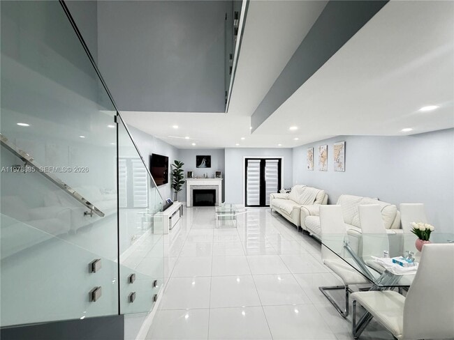 Building Photo - 844 W 41st St