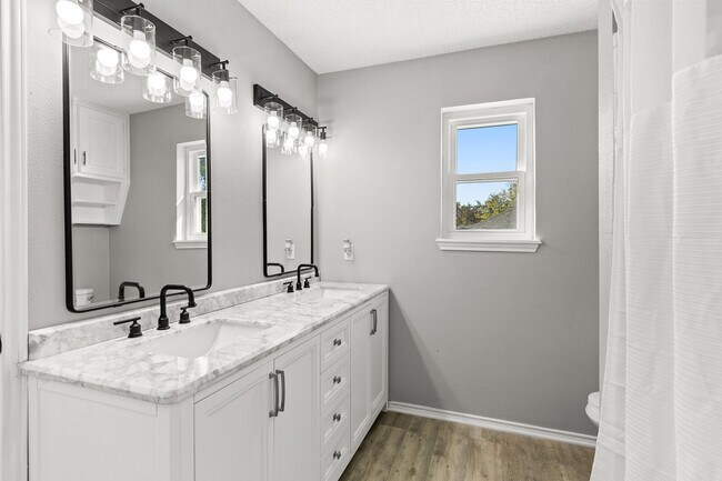 Building Photo - 4209 Green Oak Dr