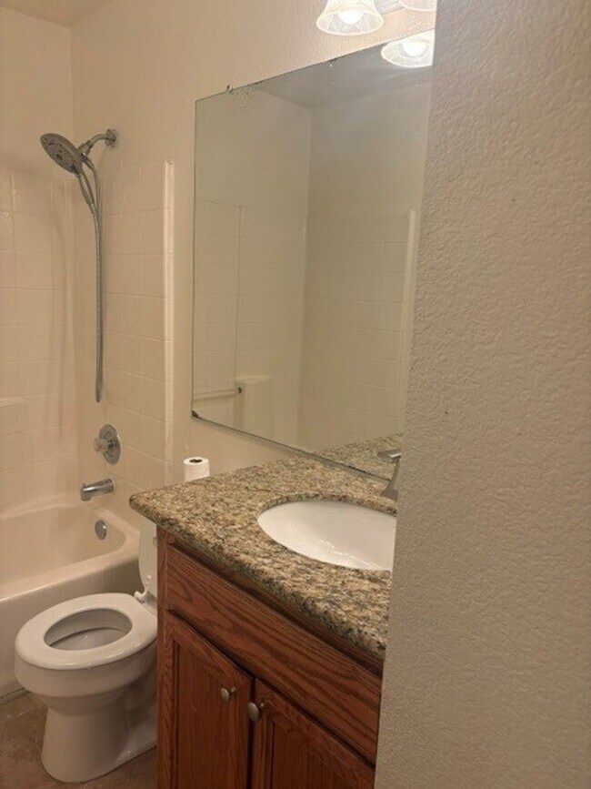 Building Photo - 4 Bedroom/2 Bath Home in the Northwest - $2395 Per Month!