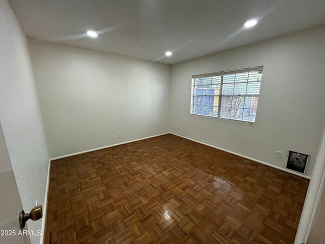 Building Photo - 1536 W Glenn Dr