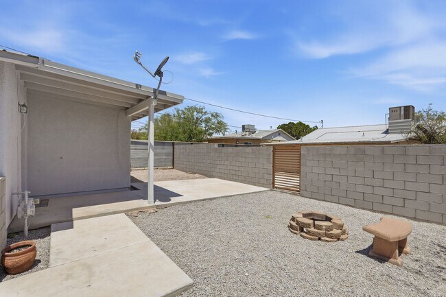 Building Photo - 1226 E Elm St