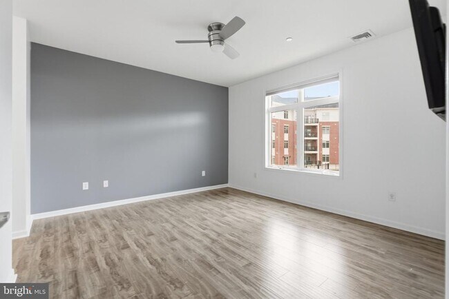 Building Photo - 301 Carson Terrace