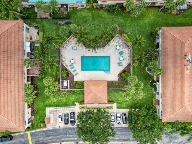 Building Photo - 6086 Seminole Gardens Cir