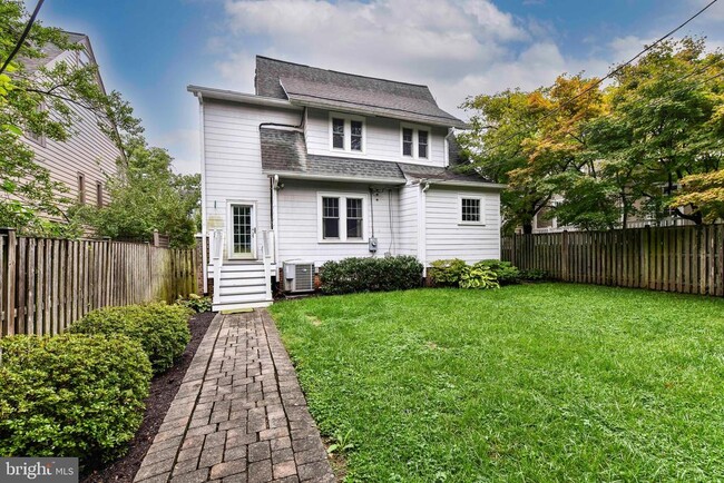 Building Photo - 209 W Myrtle St