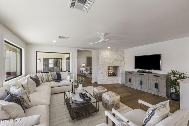 Building Photo - 7339 E Solano Dr