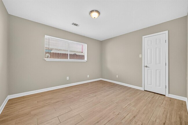 Building Photo - 5054 Pine Cliff Dr