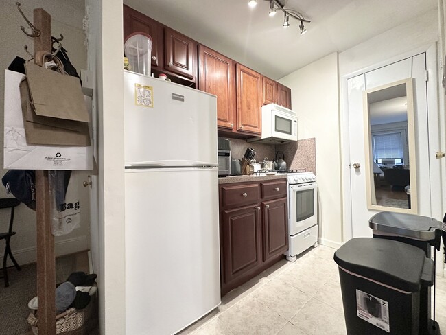Building Photo - 320 W 106th St