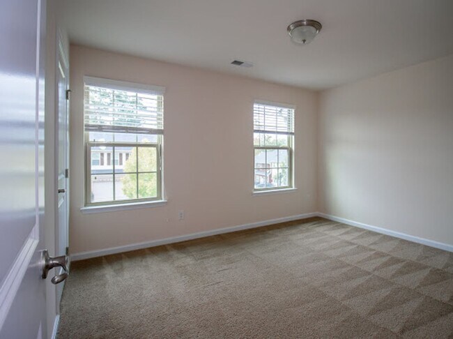 Building Photo - Minutes from Uptown!