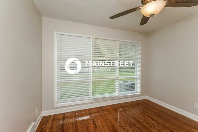 Building Photo - 3 Bedroom Pet-Friendly Home in LOUISVILLE, KY with Main Street Renewal