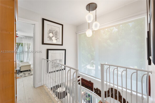 Building Photo - 2660 Bird 7