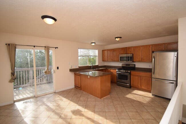 Building Photo - Great 5 Bed 2 Bath Home in Kearns!!!