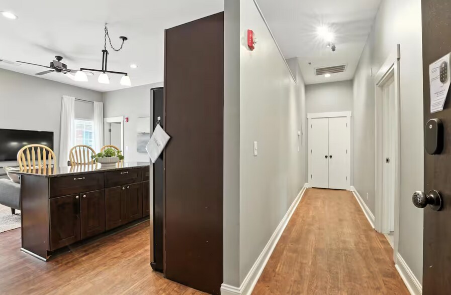 Building Photo - 492 N Thomas St